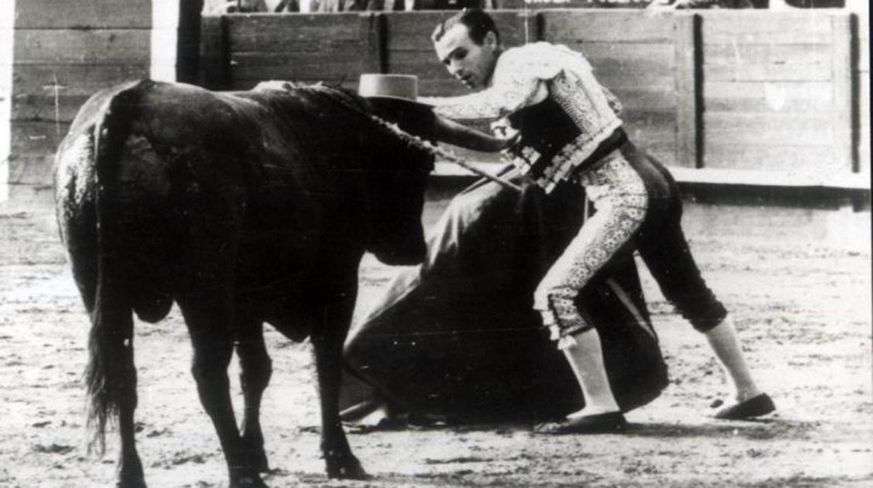 Domingo Ortega se adorna poniendo un sombrero al toro en una corrida de 1944