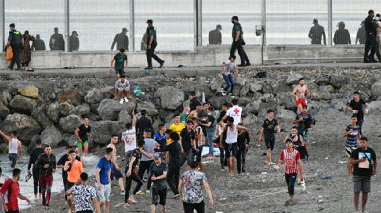 Mientras agentes marroquíes abrían la valla en Ceuta, sus colegas cooperaban en Melilla
