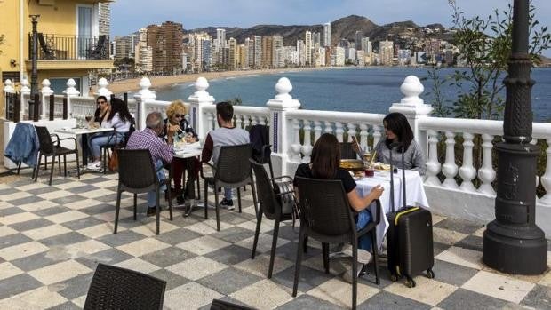 Benidorm regala una hora de aparcamiento a los turistas por consumir en la ciudad