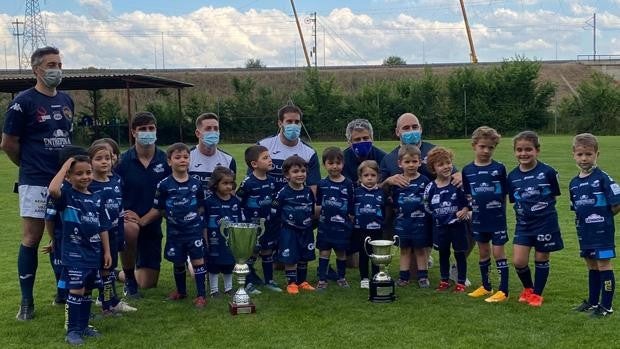 Los campeones del VRAC comparten su victoria liguera con los más pequeños del club