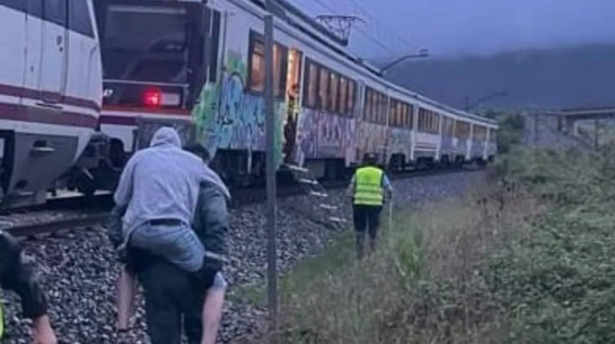 Una imagen del traslado de los viajeros de un tren a otro con la ayuda de Guardia Civil.