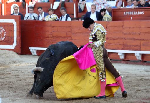 Álvaro Lorenzo, asentado, mece el capote en un majestuosa verónica