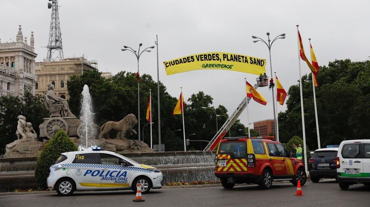 Acción llevada a cabo por los activistas de Greenpeace en Cibeles