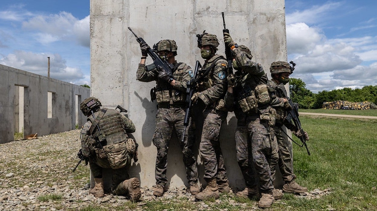 Militares de la Brilat, en un ejercicio en el campo de adiestramiento de Cincu (Rumanía)