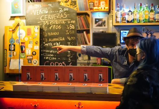 Barra de Aleatorio, donde se venden libros de poesía