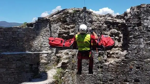 Complicado rescate de un varón de 43 años tras caerse de unos seis metros de altura en el Castillo de Sarracín de Vega de Valcarce