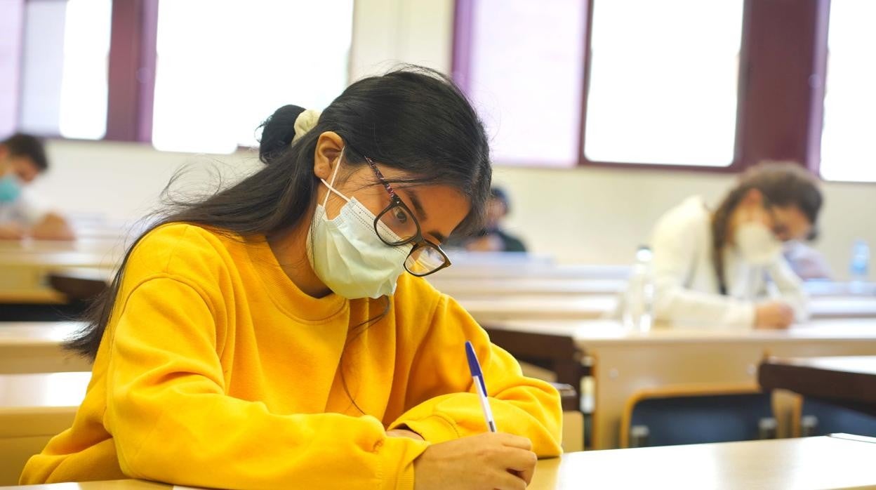 Una adolescente haciendo la EBAU en 2020 en Valladolid