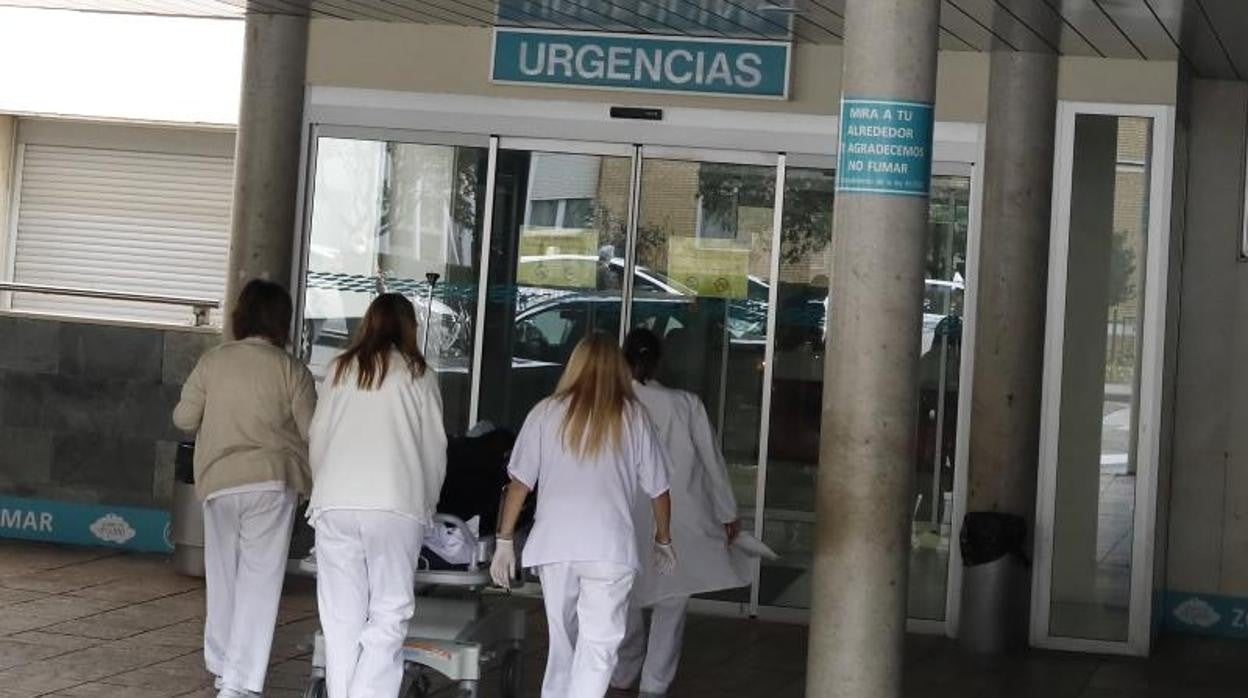 Sanitarios a las puertas del servicio de Urgencias en un hospital de Zaragoza