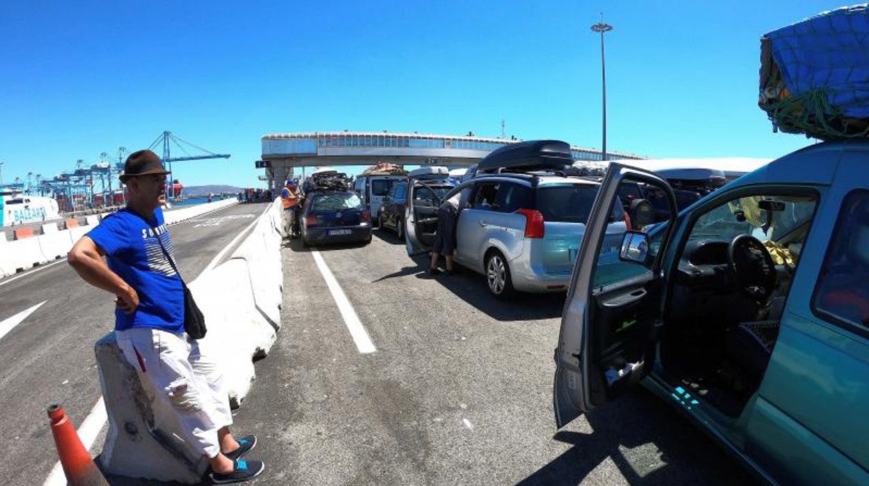 Varios vehículos parados en la Operación Paso del Estrecho de 2018