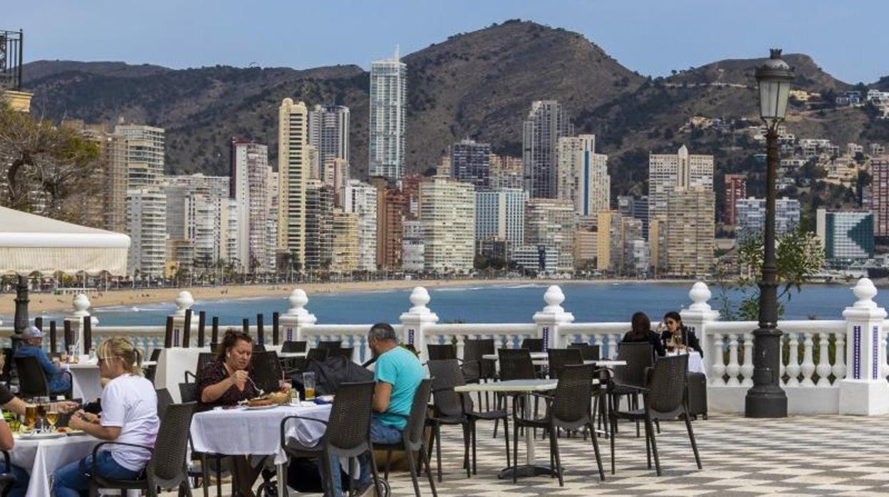 Turistas en la terraza de un bar en Benidorm