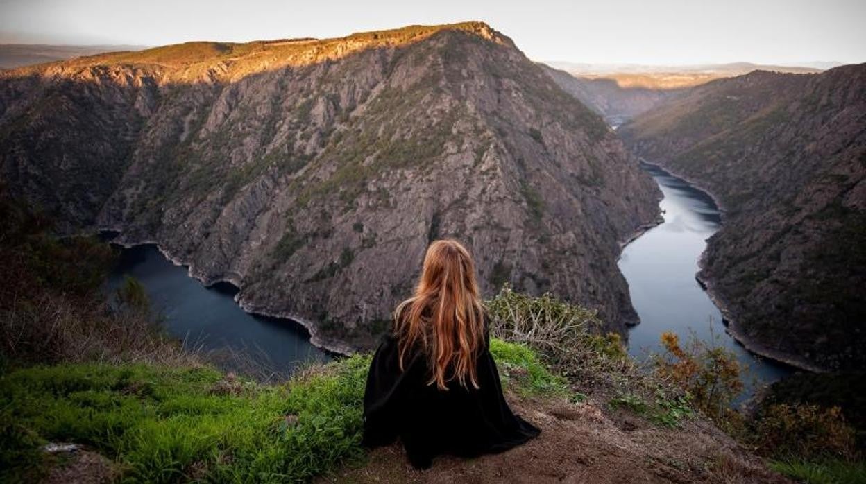 Una mujer observa el Cañón del río Sil desde el mirador de Vilouxe (Nogueira de Ramuín) en una imagen de archivo