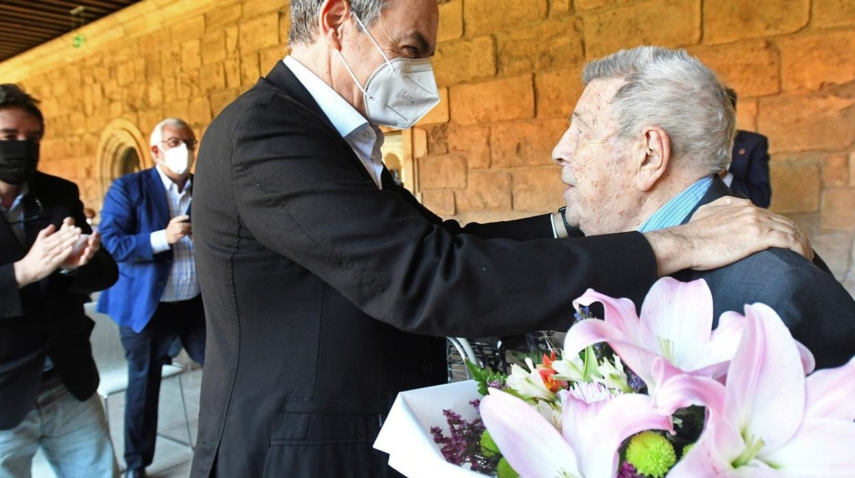 Zapatero abraza al último superviviente de San Marcos, Josep Sala