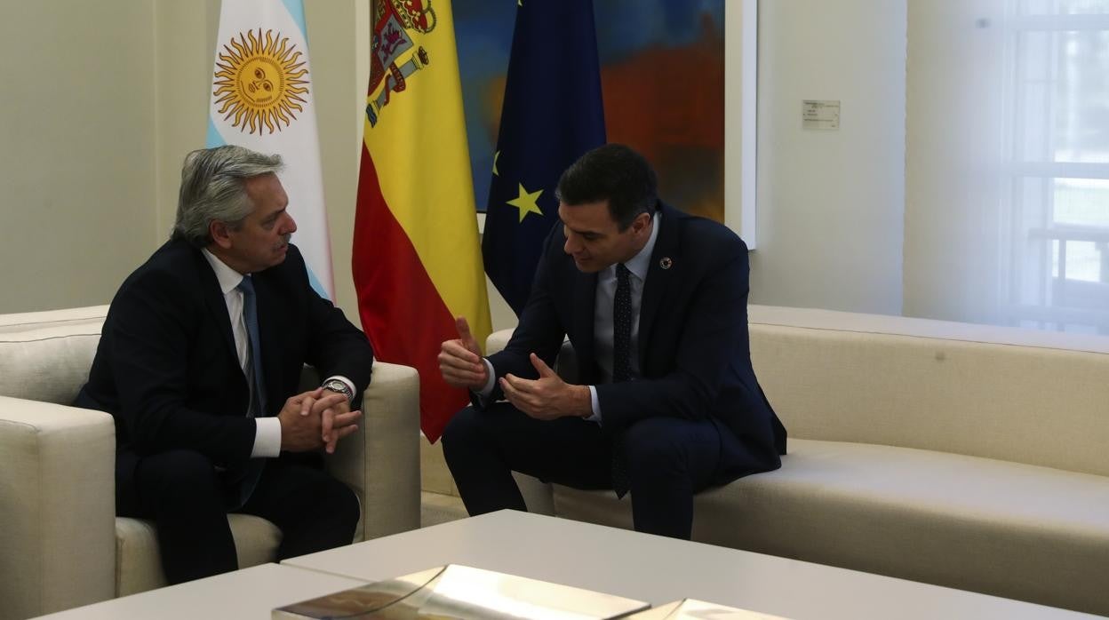 Alberto Fernández junto a Pedro Sánchez