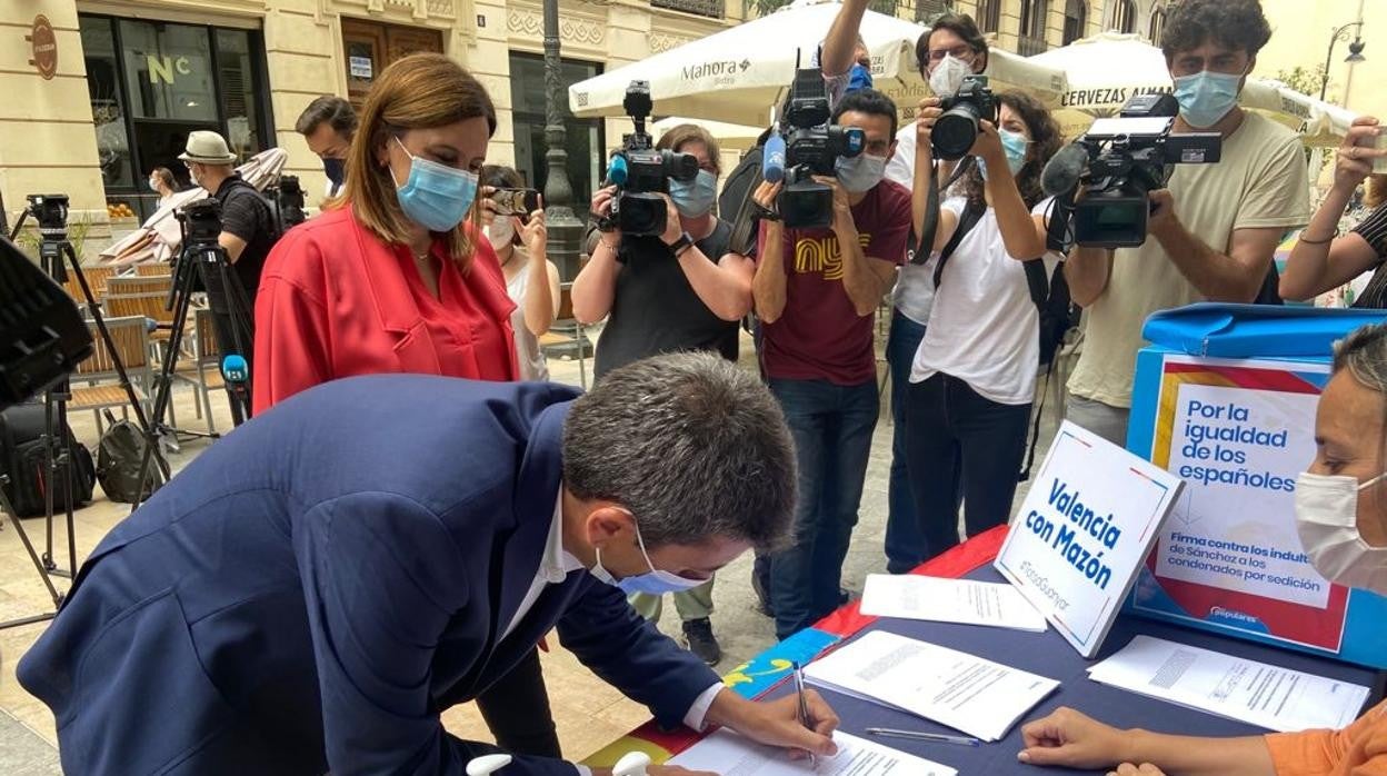 Carlos Mazón, firmando contra los indultos en Valencia, este martes