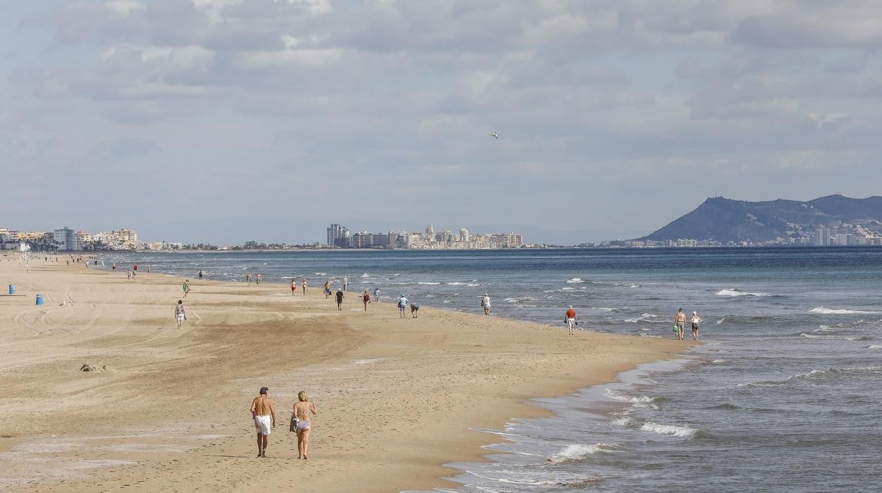 Un hombre de 59 años muere ahogado en una playa de Gandía