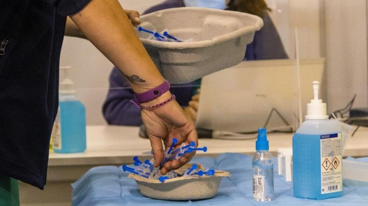 Dosis de las vacunas contra el coronavirus manipuladas por personal sanitario en Alicante