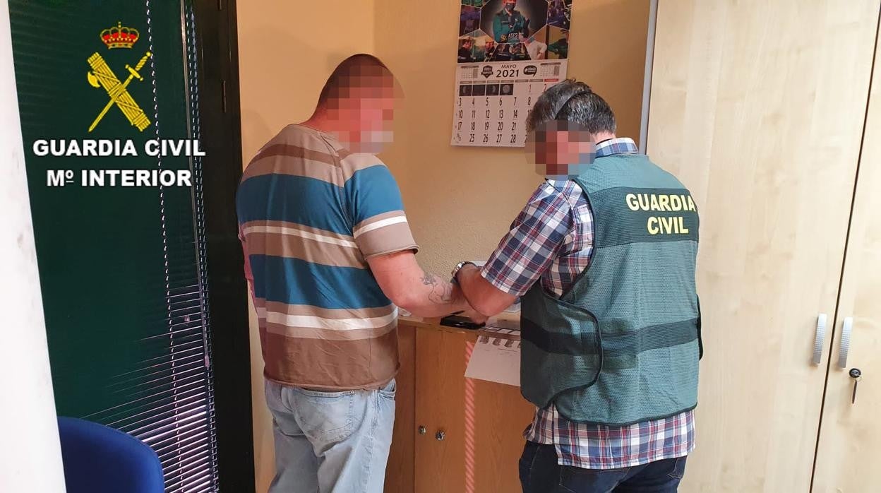 La Guardia Civil detuvo al hombre en el lugar de los hechos