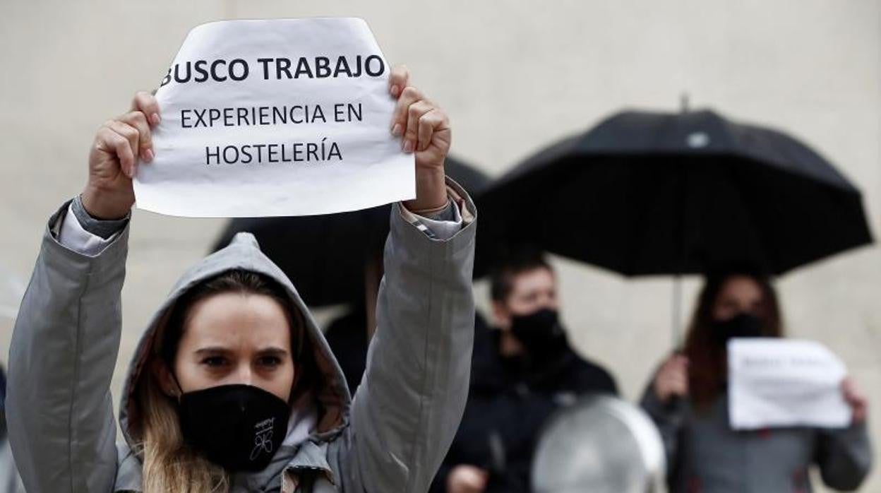 Jóvenes en una protesta para reabrir la hostelería, donde se han perdido muchos puestos de trabajo