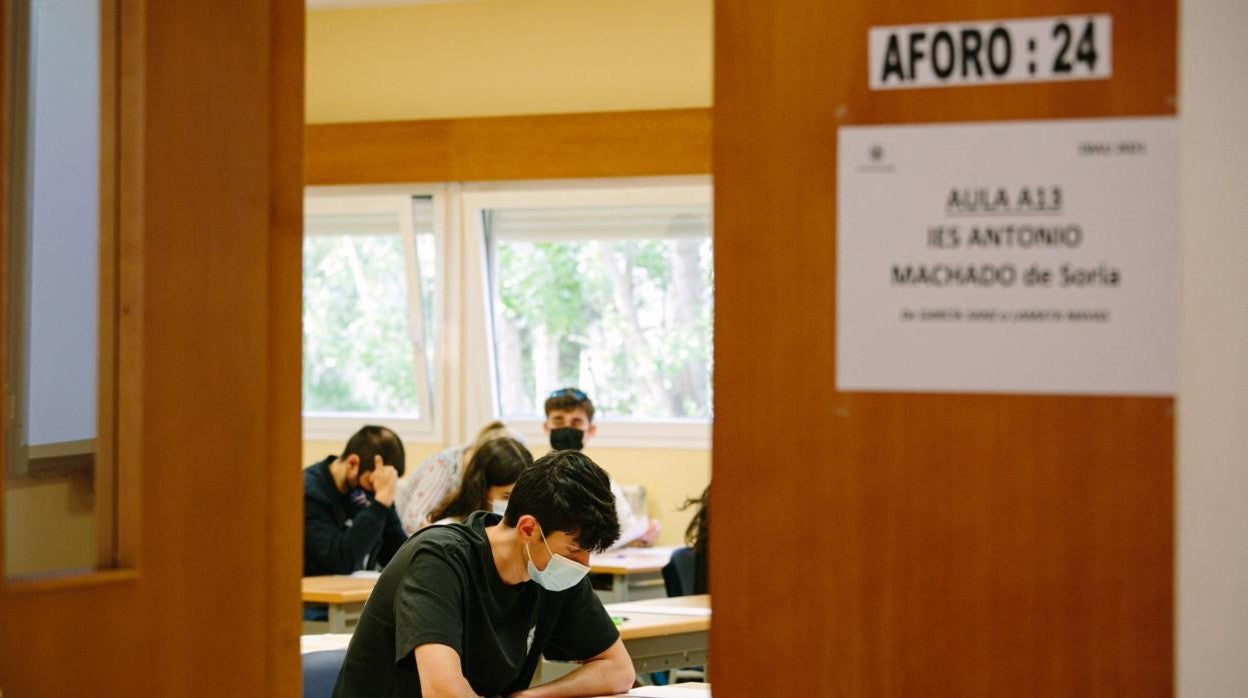 Jóvenes realizando las pruebas de acceso a la universidad