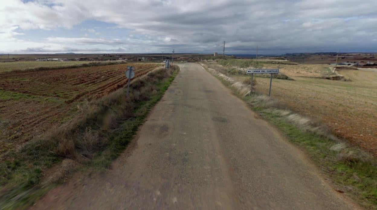 Una de las carreteras secundarias en las que se va a actuar, en Langa del Castillo (Zaragoza)