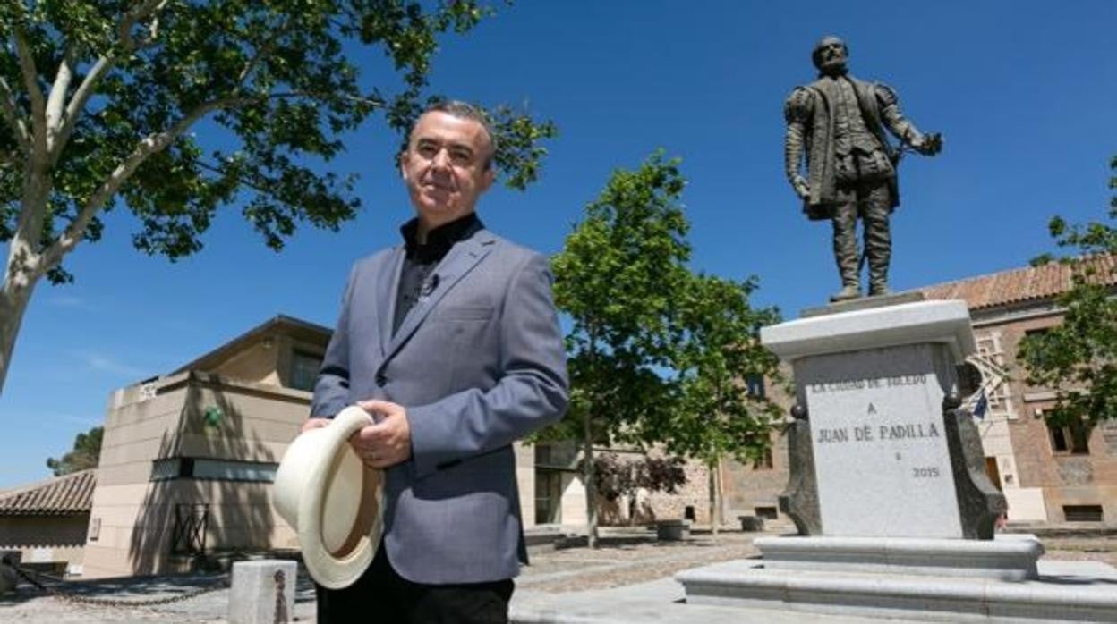 El escritor Lorenzo Silva, con la estatua de Juan de Padilla en Toledo a sus espaldas