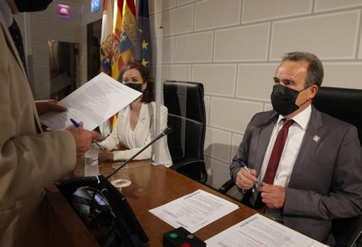 El presidente y la vicepresidenta de la DPZ, los socialistas Sánchez Quero y Teresa Ladrero, durante el pleno de este miércoles