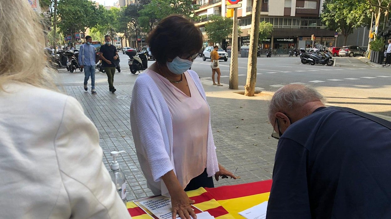 Mesa de recogida de firmas contra los indultos en Barcelona