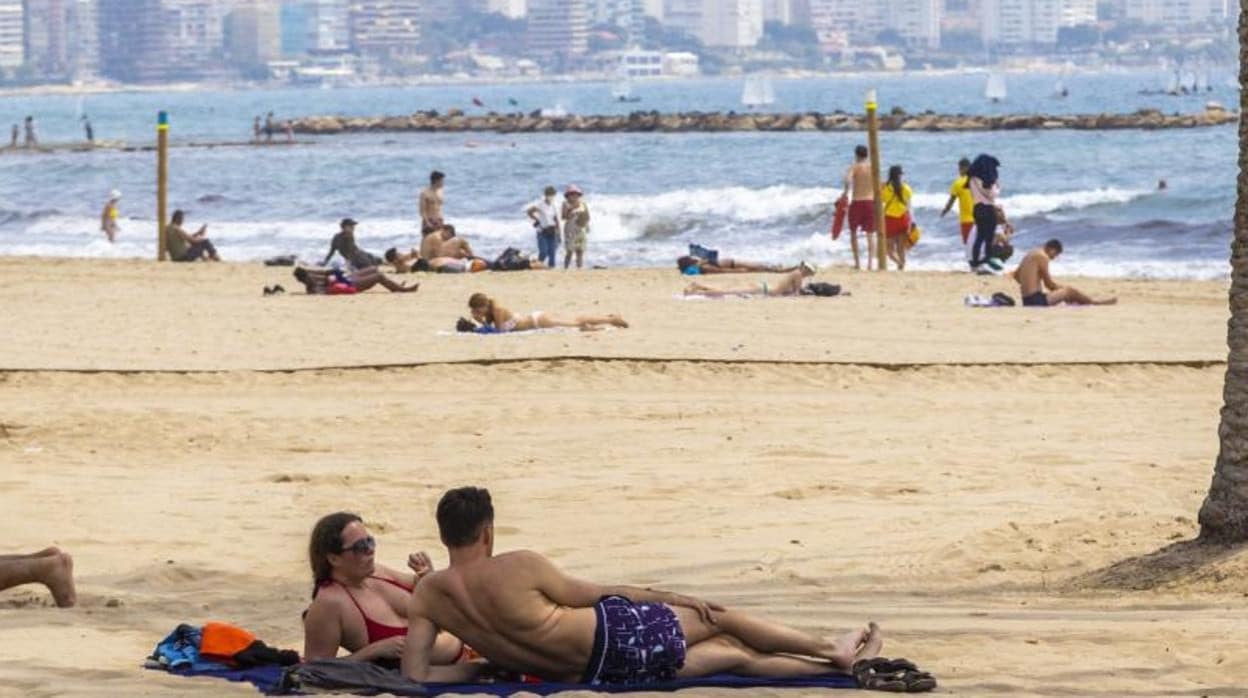 Playa del Postiguet de Alicante con mucha menos afluencia de personas en mayo de lo habitual