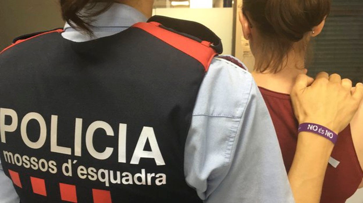 Una agente de los Mossos d'Esquadra, en una imagen de archivo