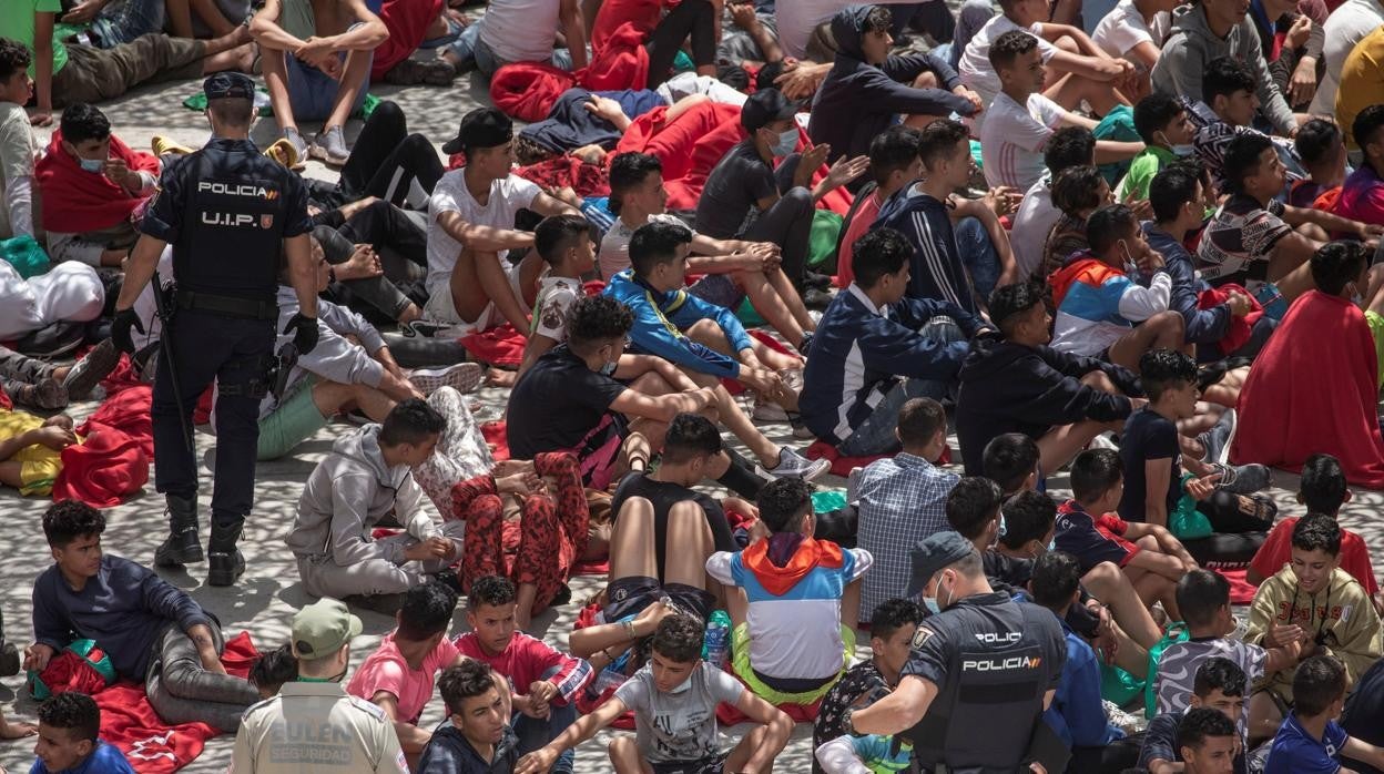 Decenas de migrantes en la nave de el polígono industrial cercano a la playa de El Tarajal