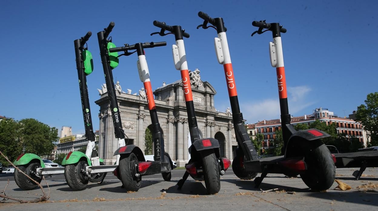 Patinetes aparcados en la plaza de la Independencia, donde está prohibido su estacionamiento