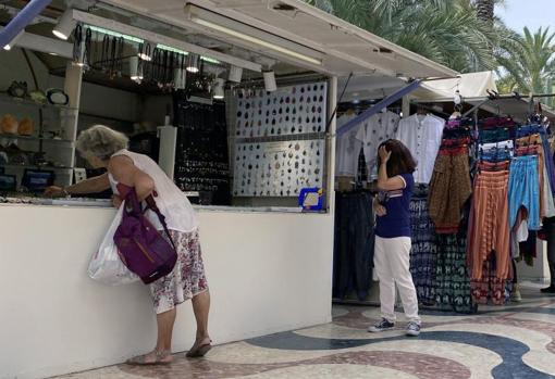 Puesto de artesanía en la Explanada de Alicante, junto a otro de ropa, otro sector con el que se le asocia fiscalmente