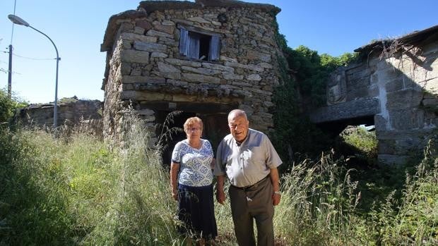 Pepita y Fernando, únicos habitantes de A Armada (La Teijeira), aldea que llegó a tener dieciséis familias e incluso telar y sastrería