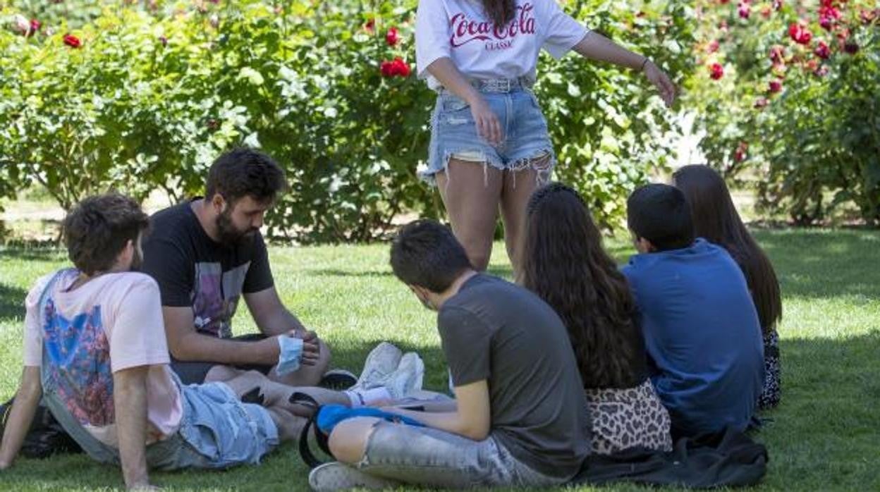 Varios jóvenes charlan antes de examinarse de la EBAU en Alcalá de Henares