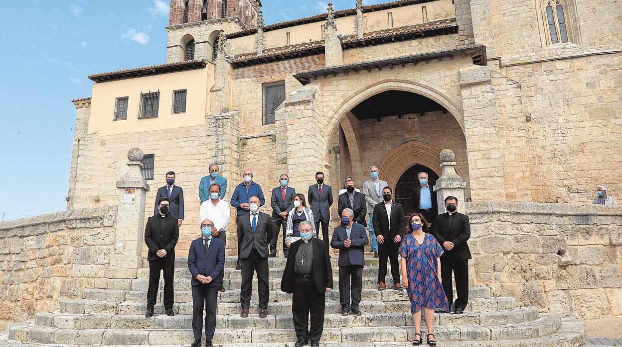 El consejero de Cultura, el obispo de Palencia y la presidenta de la Diputación, entre otros, ante Santa Eulalia