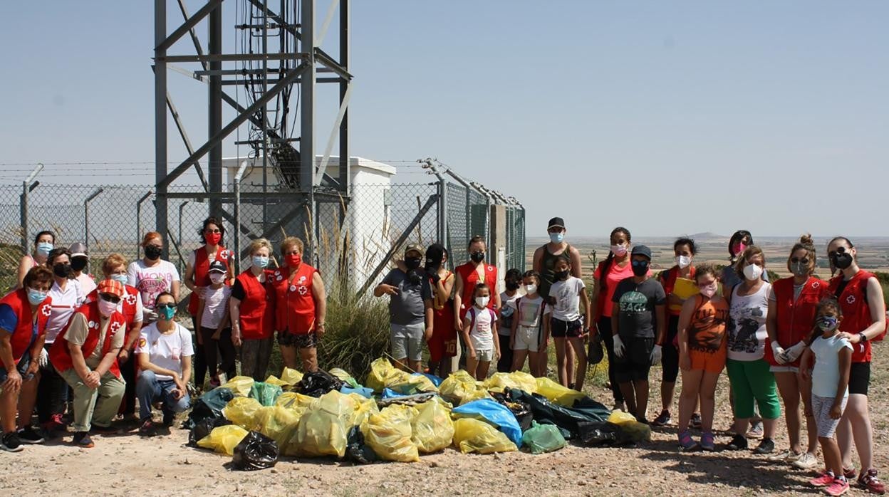 El grupo de voluntarios participantes en la recogida de residuos en Villacañas