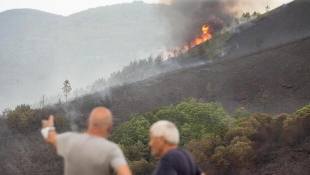 El fuego se descontrola y arrasa 400 hectáreas en un fin de semana