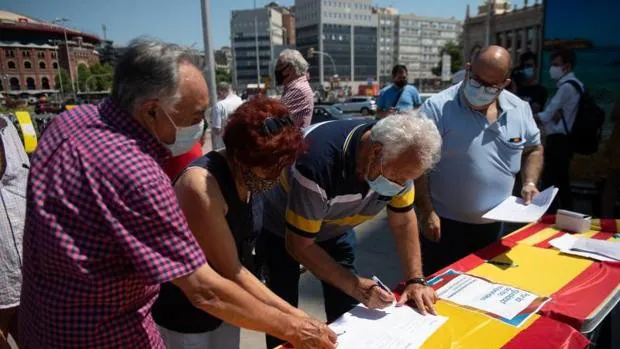 El PP recoge firmas contra los indultos en el centro de Barcelona
