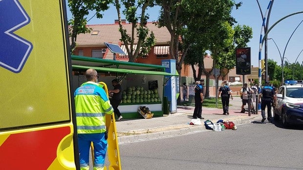 Muy grave el conductor de un patinete al chocar con un puesto de melones en Getafe