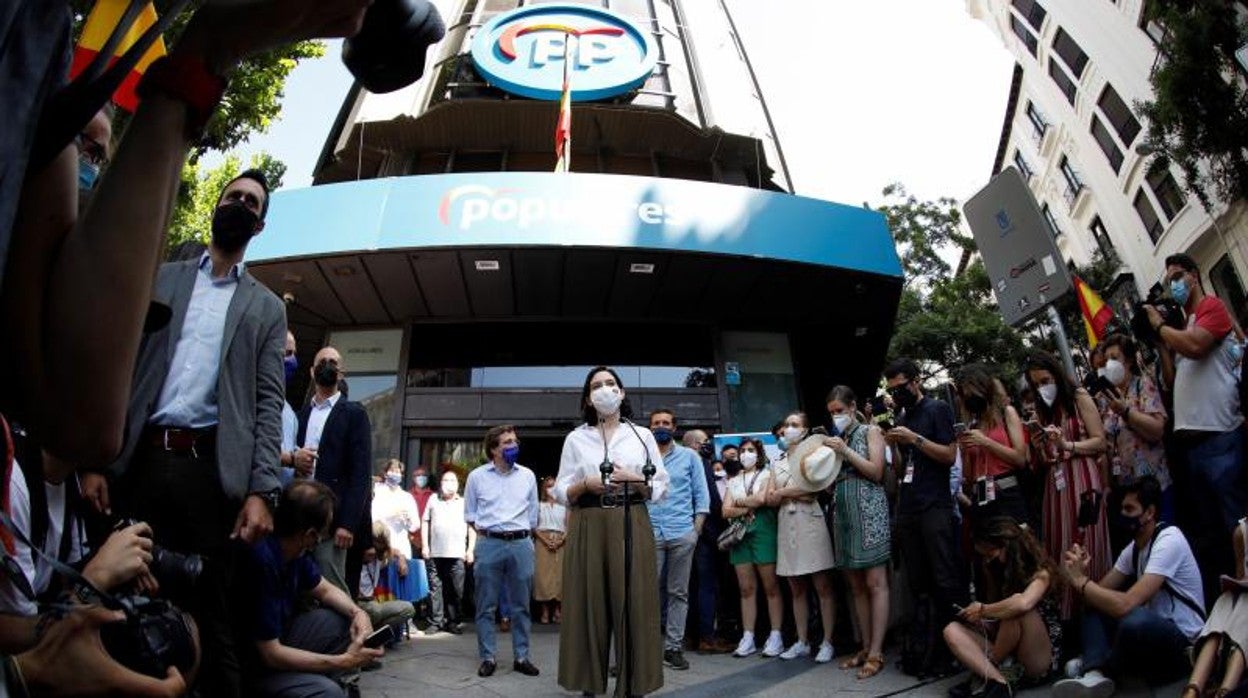 La presidenta de la Comunidad de Madrid, Isabel Díaz Ayuso, con Almeida y Casado detrás
