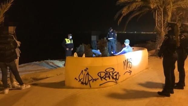 Denuncian botellones descontrolados y destrozos en los chiringuitos de las playas tras el fin del toque de queda en Valencia