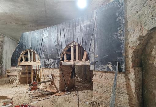 Los arcos del muro 'camino de ronda' del cuartel de San Gil durante su traslado a la superficie