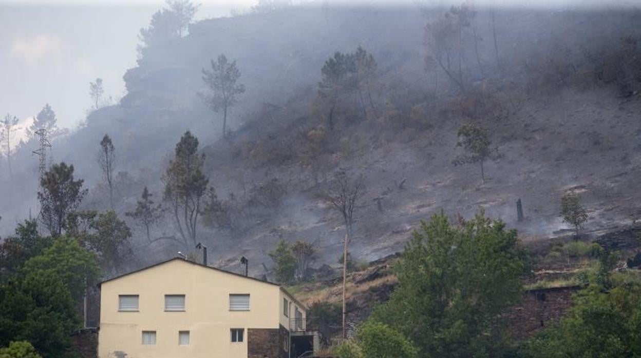 En Folgoso do Courel (Lugo) el fuego quedó controlado sobre la 1.30 de la pasada madrugada