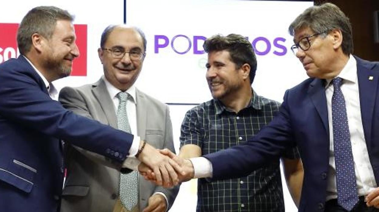 El socialista Javier Lambán, cuando pactó su actual gobierno cuatripartito, hace dos años. De izquierda a derecha, José Luis Soro (Chunta), Lambán, Nacho Escartín (Podemos) y Arturo Aliaga (PAR)