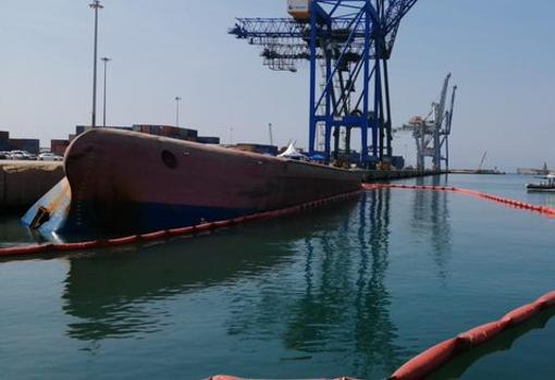 Imagen del barco volcado en el puerto de Castellón