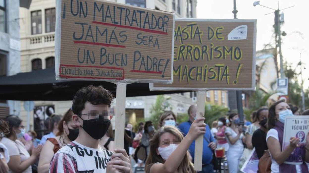 Manifestación en Santa Cruz de Tenerife condenando el asesinato de Anna y Olivia