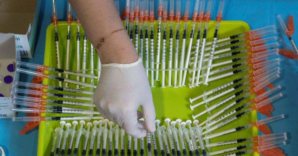 Recipiente con jeringuillas dispuestas para la vacunación en el estadio La Condomina de Murcia