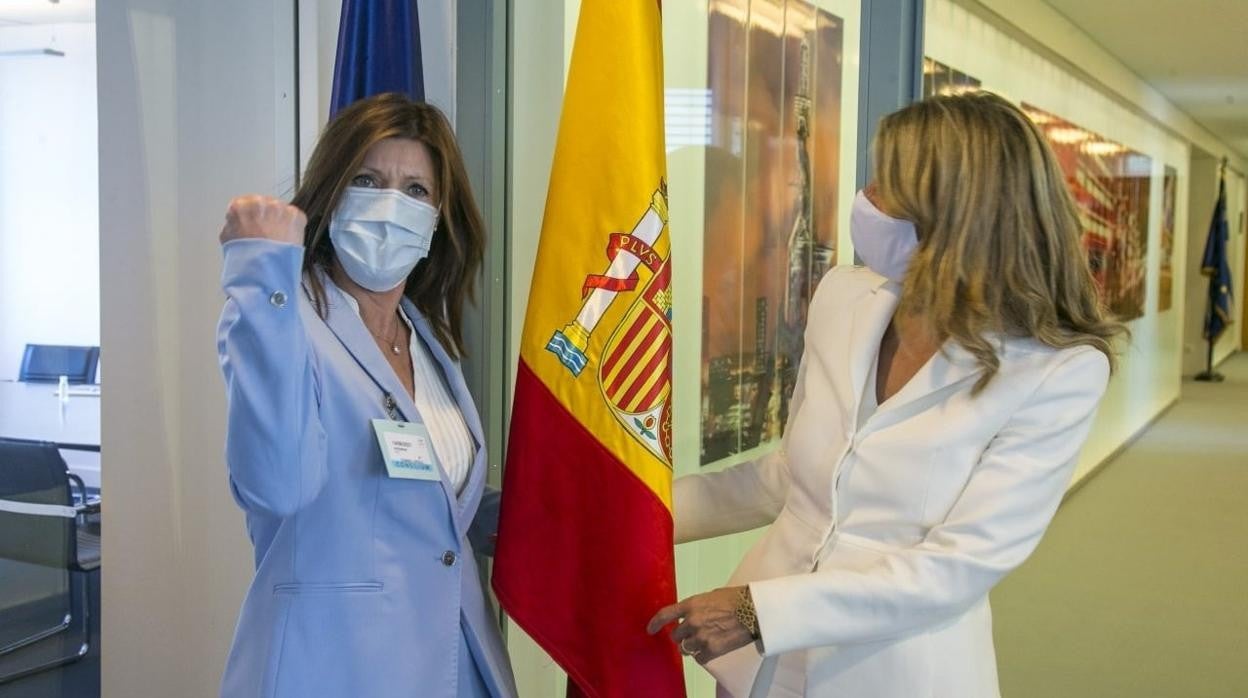 La ministra sueca Eva Nordmark junto a Yolanda Díaz en Luxemburgo sujentando la bandera de España