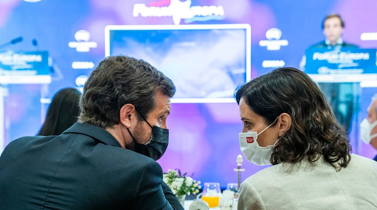 Pablo Casado e Isabel Díaz Ayuso, durante la intervención de José Luis Martínez-Almeida