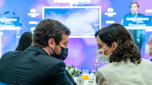 Ayuso tensiona al PP al insistir en meter al Rey en los indultos: «Quiere marcar perfil propio»